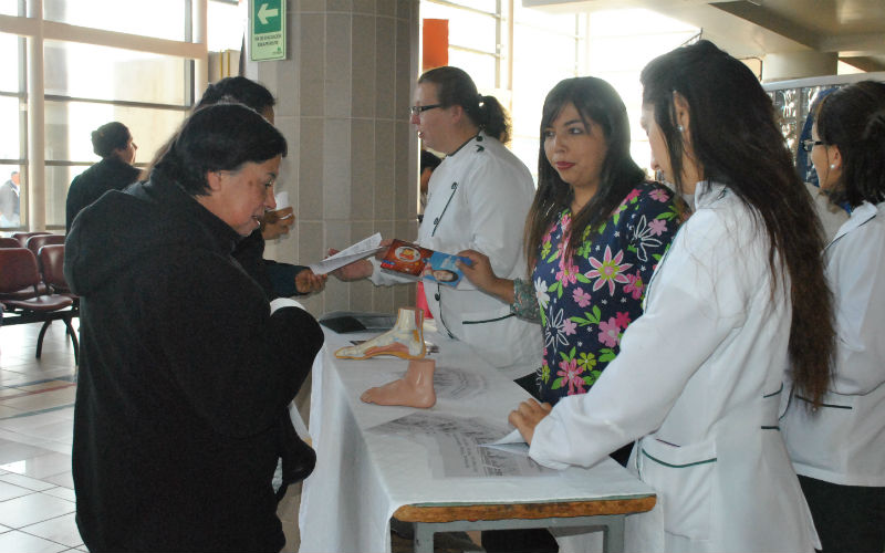 Estudiantes de Podología Clínica de Santo Tomás difunden cuidados del Pie Diabético