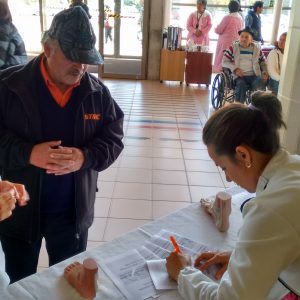 Alumnas de podología participan en Feria de la Salud en Osorno