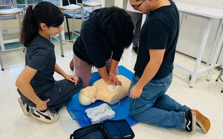 Centro de Simulación Clínica de la Universidad Santo Tomás Temuco culminó exitosa semana de Talleres de RCP y Uso de DEA